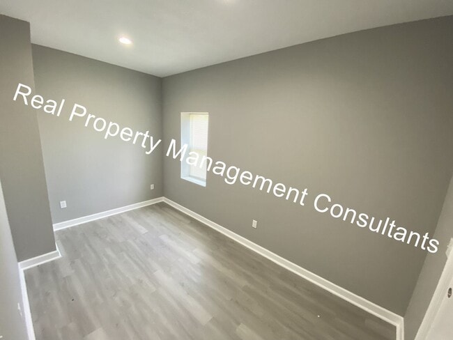 Building Photo - Renovated 3-Bedroom Home! Deposit Free Living Available via Obligo