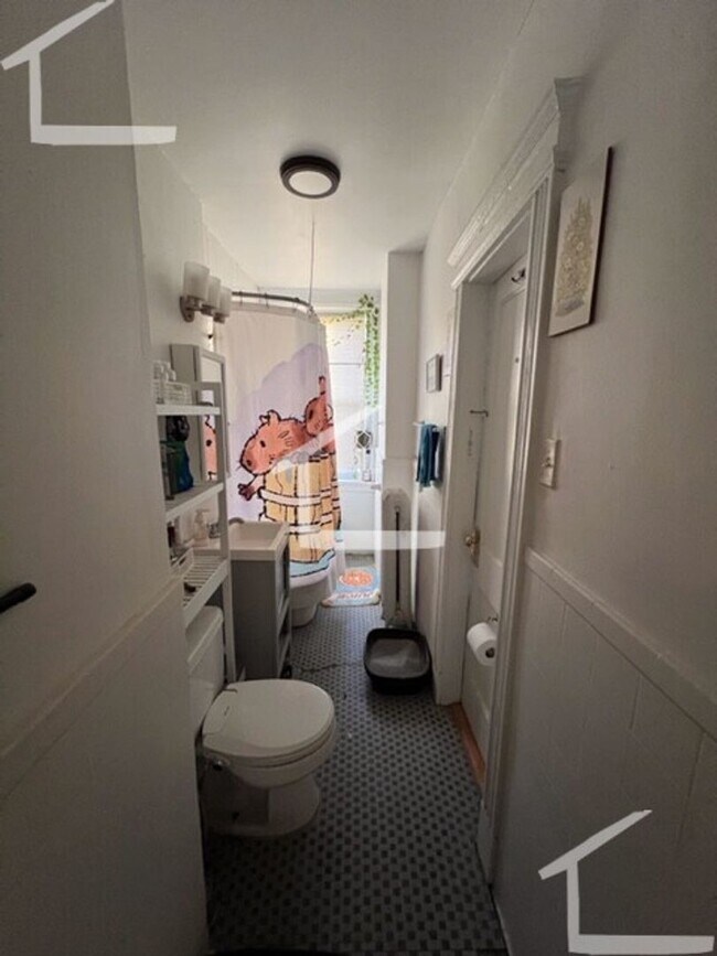 Building Photo - Gorgeous sunny apartment available now due to a lease break - great deal!