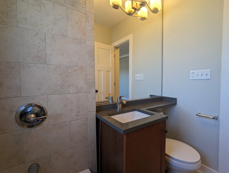 Building Photo - 557 W Arlington Pl