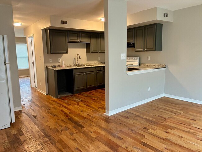 Building Photo - 2820-2824 Divinity