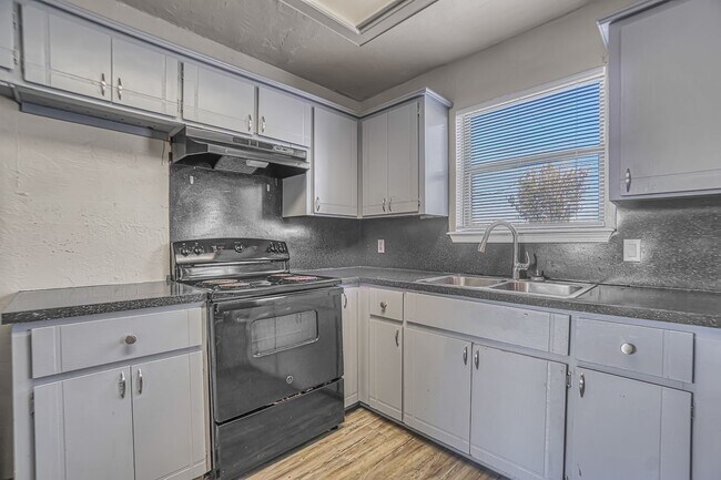 Building Photo - 4028 NW Ozmun Ave