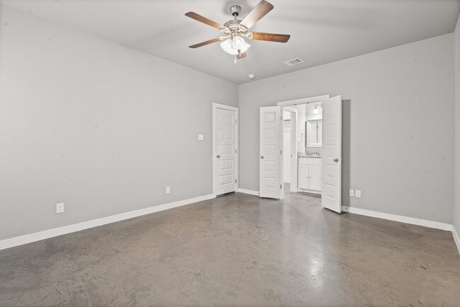 Building Photo - Amazing in Alvarado