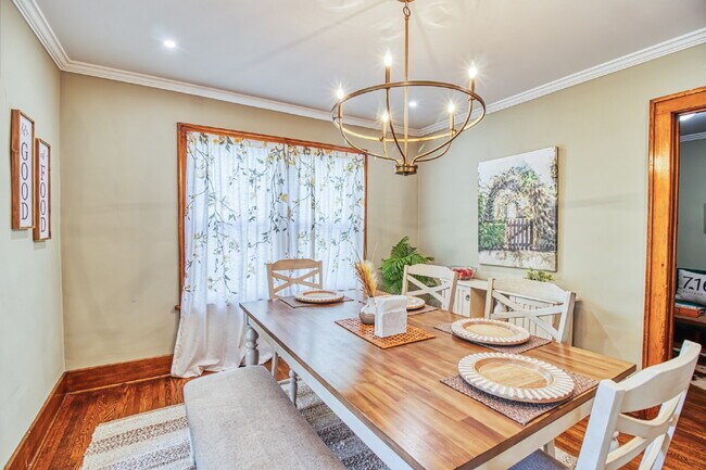 Building Photo - Furnished 4-Bedroom Single-Family Home in Kenmore