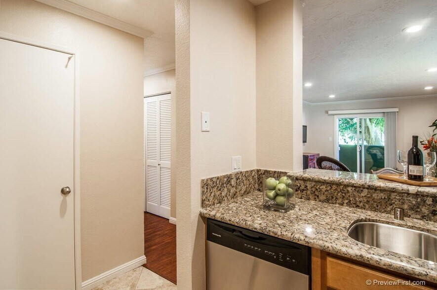 Building Photo - 7425 Charmant Dr