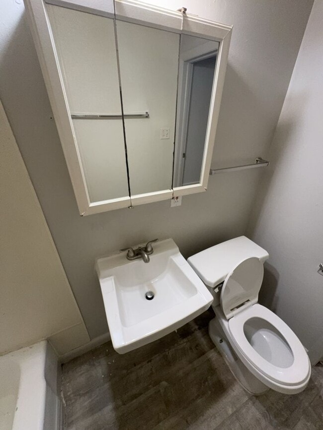 Building Photo - Updated 3 Bed 1 Bath Basement Apartment