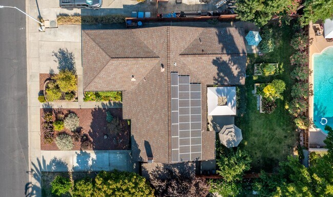 Building Photo - 618 Crestview Dr