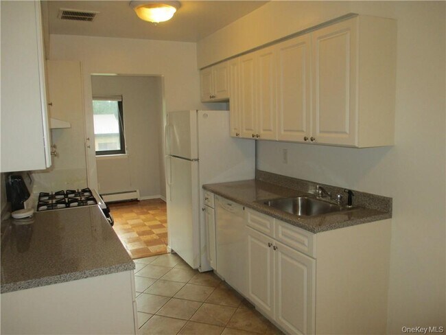 Building Photo - 2 Brevoort Dr