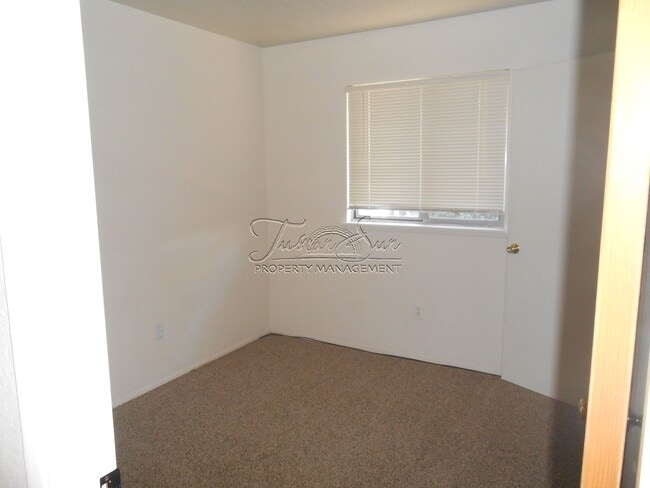 Building Photo - North Redding Home with 2 Car Garage