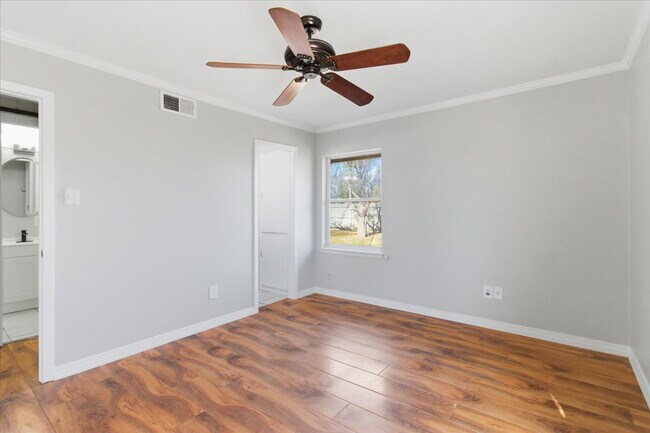 Building Photo - "Charming 3-Bedroom Retreat with 2 Full Baths in Farmers Branch"