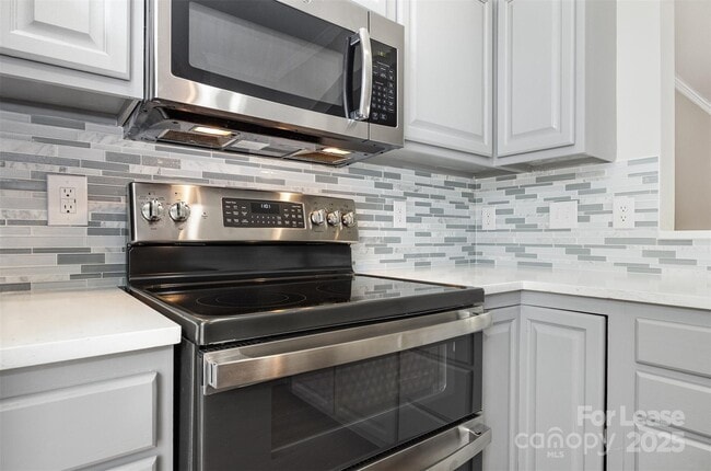 Building Photo - 817 W 4th St