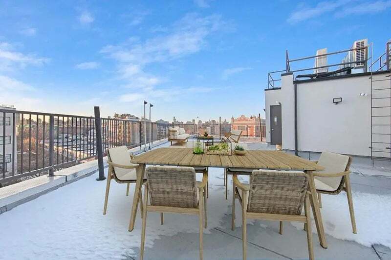 Building Photo - Furnished room/NOT APARTMENT