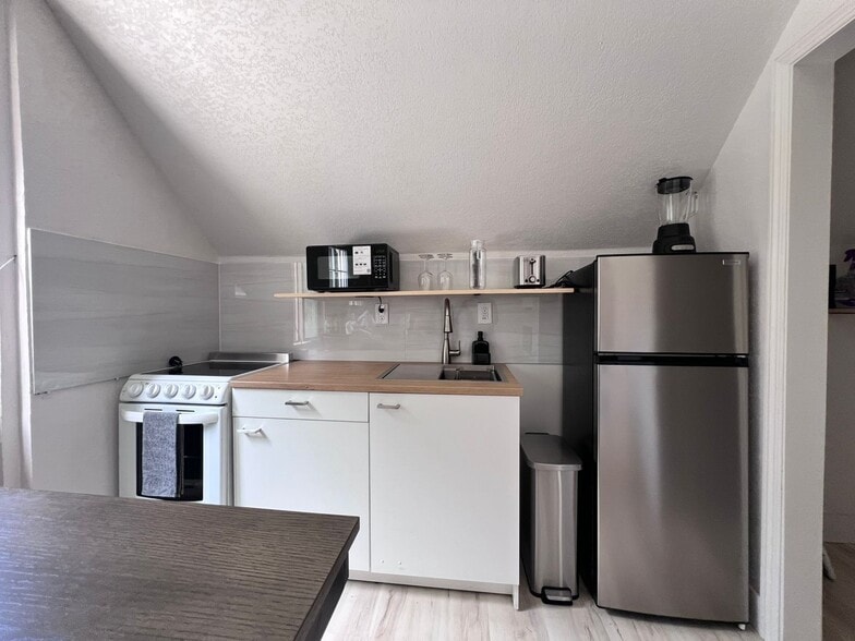 Building Photo - 496 Carr Ave