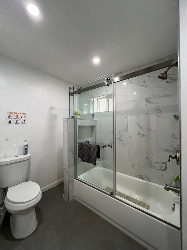 Building Photo - Beautiful 3 Bedroom 1 Bathroom House with Fenced and Landscaped Yard with All Utilities Included