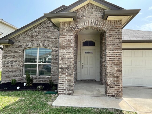 Building Photo - Available Now | Modern Single-Story 3 Bed, 2 Bath | Separate Office/Den | Big Yard | Pet Restrict...