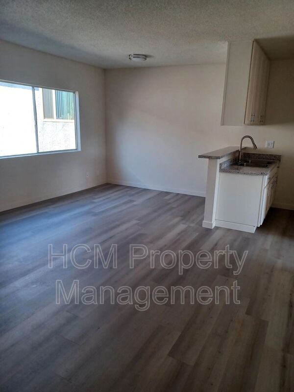 Building Photo - 10237 Fernglen Ave