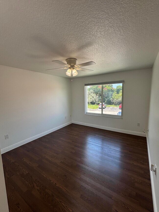 Building Photo - 409 Villa Cir