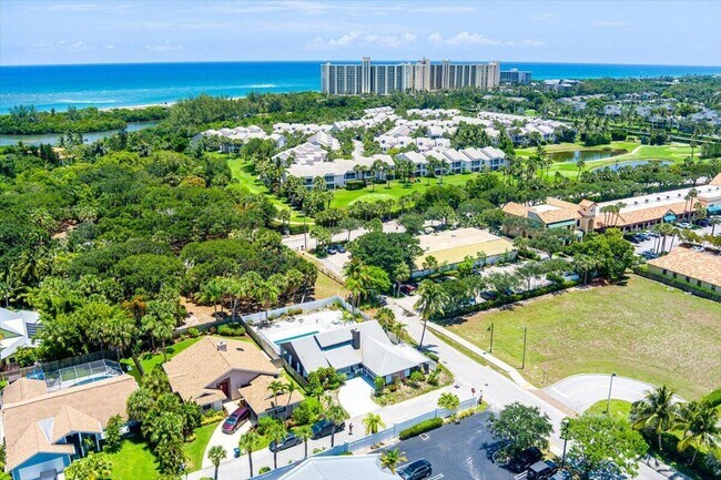 Building Photo - 901 Sandy Oaks Dr