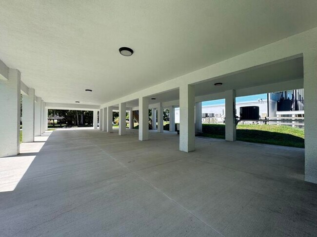 Building Photo - 4 Bedroom in Tomoka View