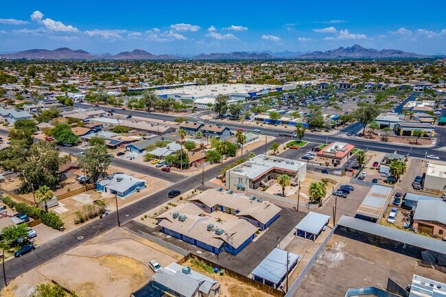 Building Photo - Renovated open floorplan
