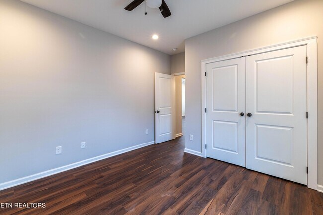 Building Photo - 619 Midlake Dr NE