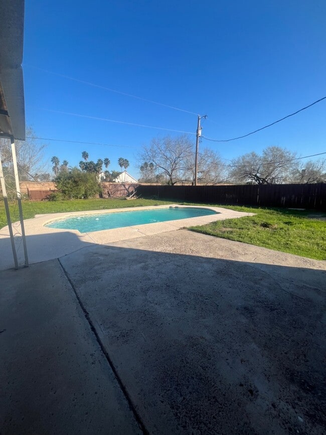 Building Photo - 3020 Floresta St