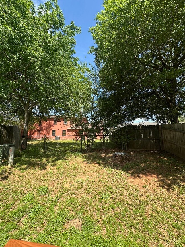Building Photo - Foxhill Commons Subdivision!  Fully Furnis...