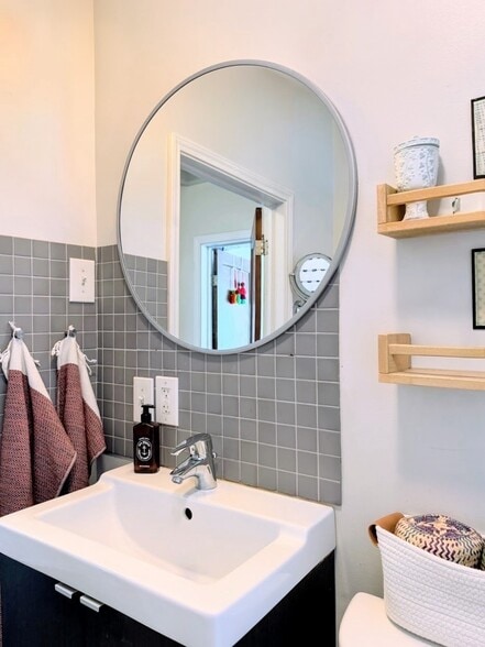 Building Photo - 3004 E 18th St