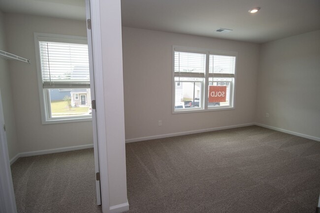 Building Photo - Spacious 4-Bedroom Home - Convenient to Fo...