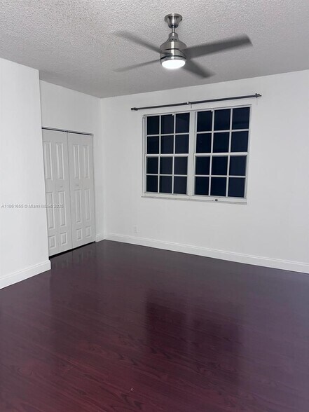Building Photo - 991 Sevilla Cir
