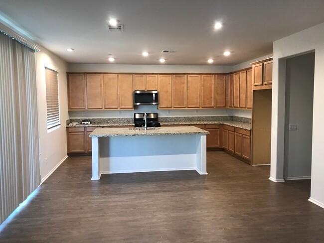 Building Photo - 5 bedroom 3 bath home for rent in Menifee