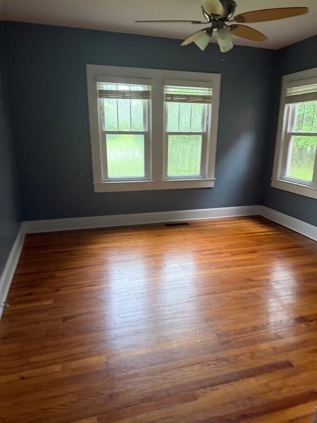 Building Photo - Beautiful 3 bedroom home with large backyard