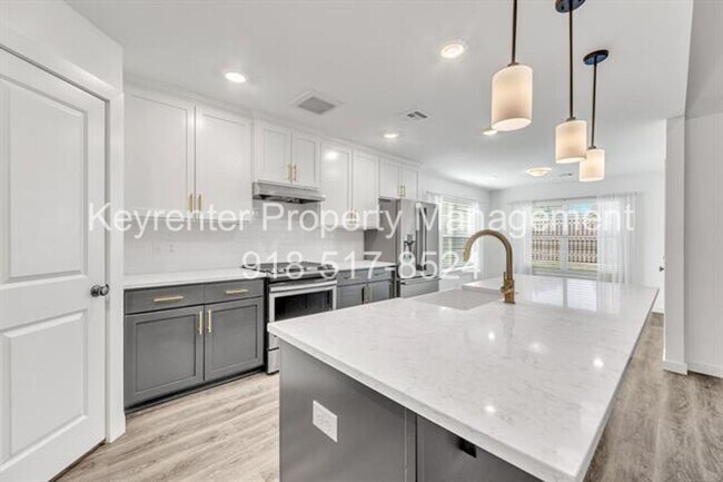 Building Photo - 7104 S Kalanchoe Ave