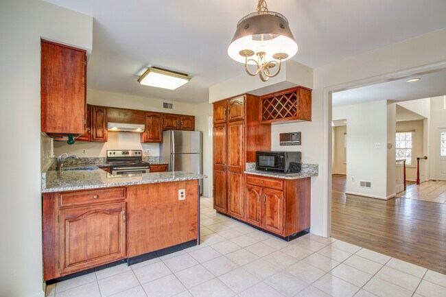 Building Photo - 7403 Crestberry Ln