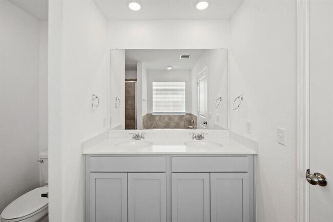 Building Photo - 215 Silver Springs Bend