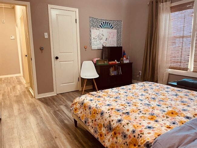 Building Photo - Lovely 3 Bedroom, 2 Bath Bungalow in the H...