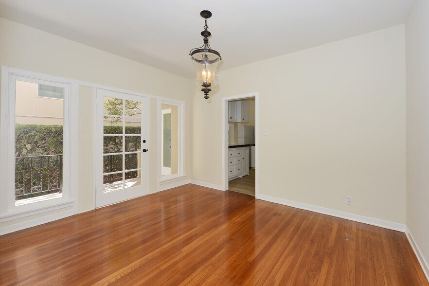 Building Photo - 331 S Reeves Dr