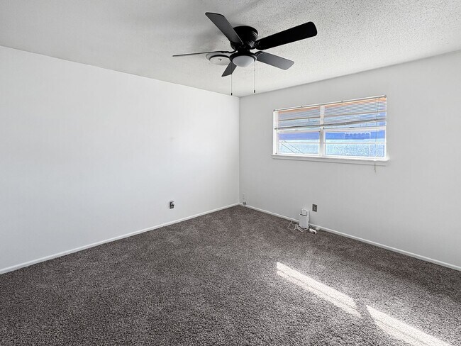 Building Photo - 513-517 East Sunset Circle