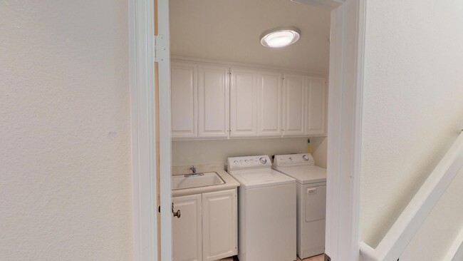 Building Photo - Spacious 3 bedroom | Cays with partial oce...