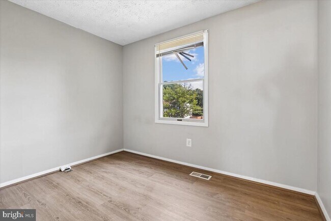 Building Photo - 5913 Spruce Run Ct