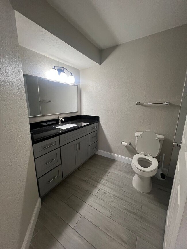 Building Photo - Modern 1-Bedroom Condo with Resort-Style Amenities in Gated Orlando Community