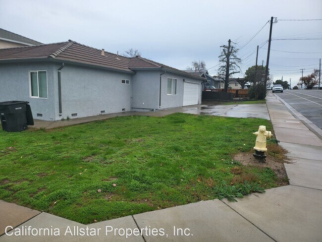 Building Photo - 3 br, 2 bath House - 624 East C Street