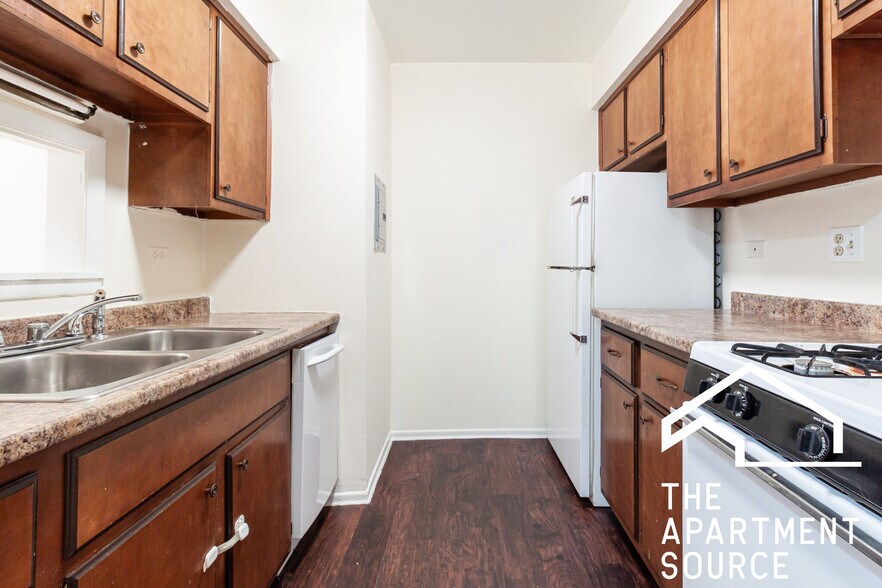 Building Photo - 665 W Wrightwood Ave