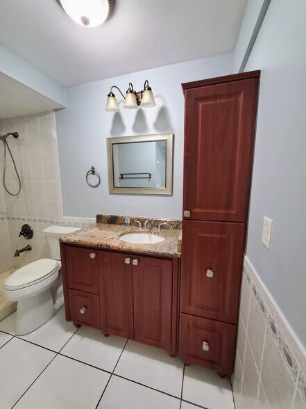 Master Bathroom - 1820 N Lauderdale Ave