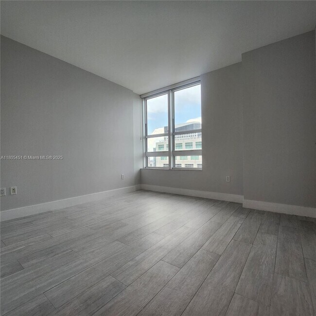 Building Photo - 950 Brickell Bay Dr