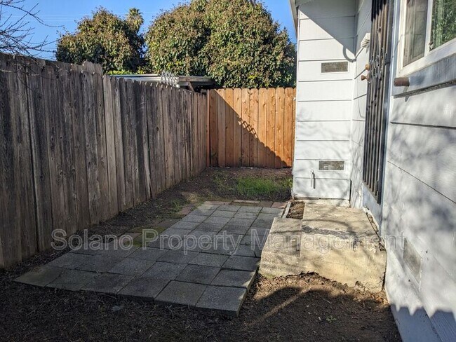 Building Photo - 1028 Illinois St