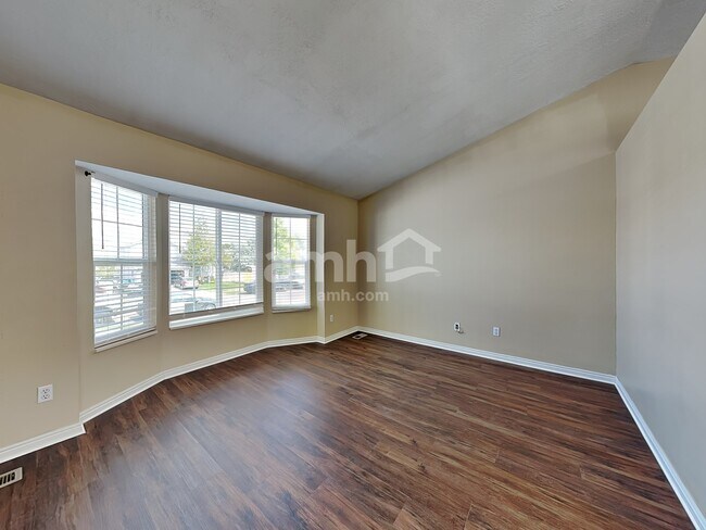 Building Photo - 5870 S Clear Vista Dr