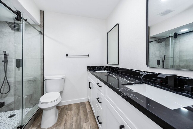 Building Photo - 5532 Beverly Hill St