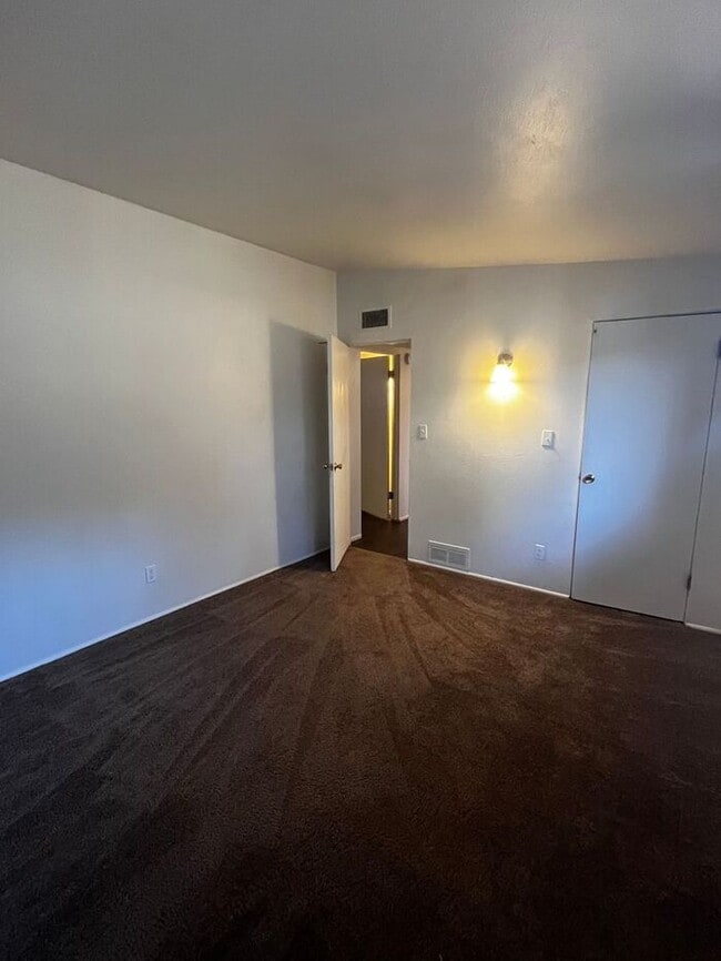 Building Photo - Close to university -- 2 Bedroom/2 Bath
