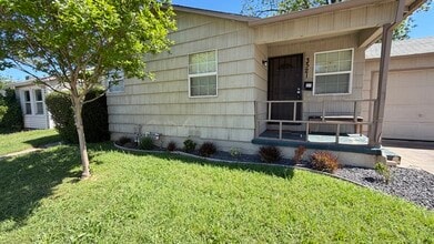 Building Photo - Beautiful 2BR/1BA Home with Hardwood Floors & Garage