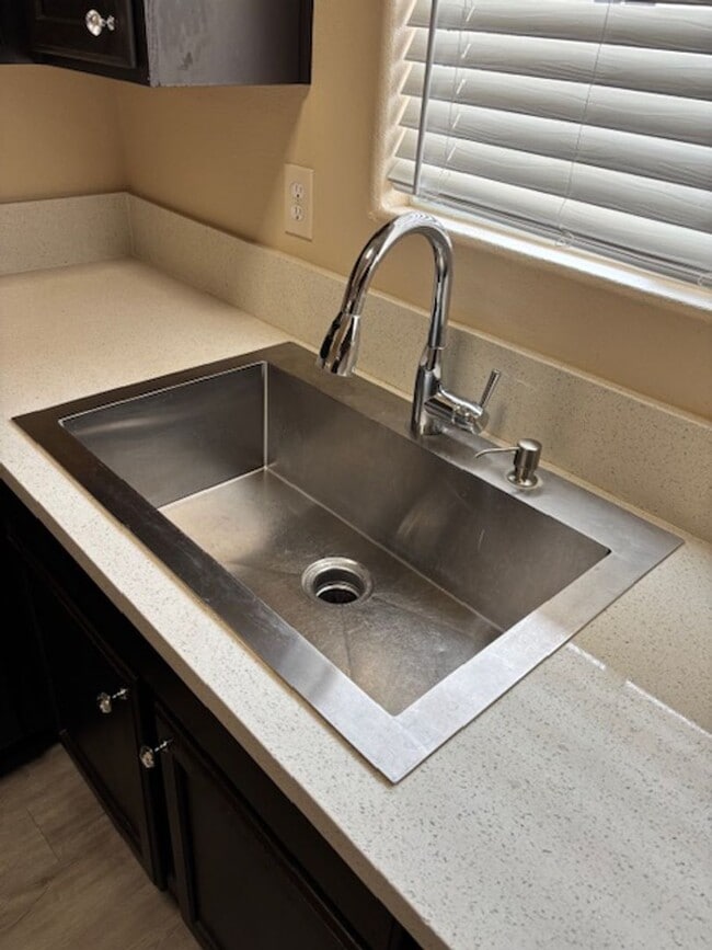 Building Photo - Beautiful, spacious top-floor 2-bedroom, 2-bathroom condo in the Southwest